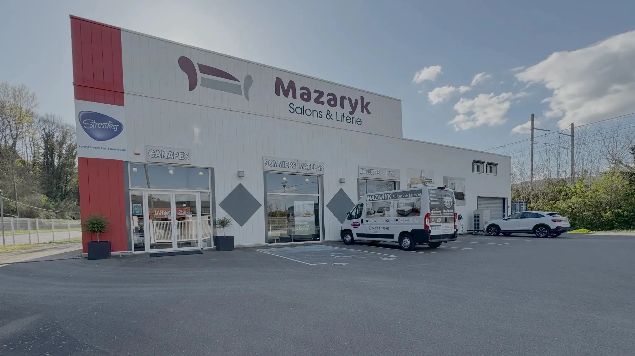 La façade du magasin Mazaryk et son parking