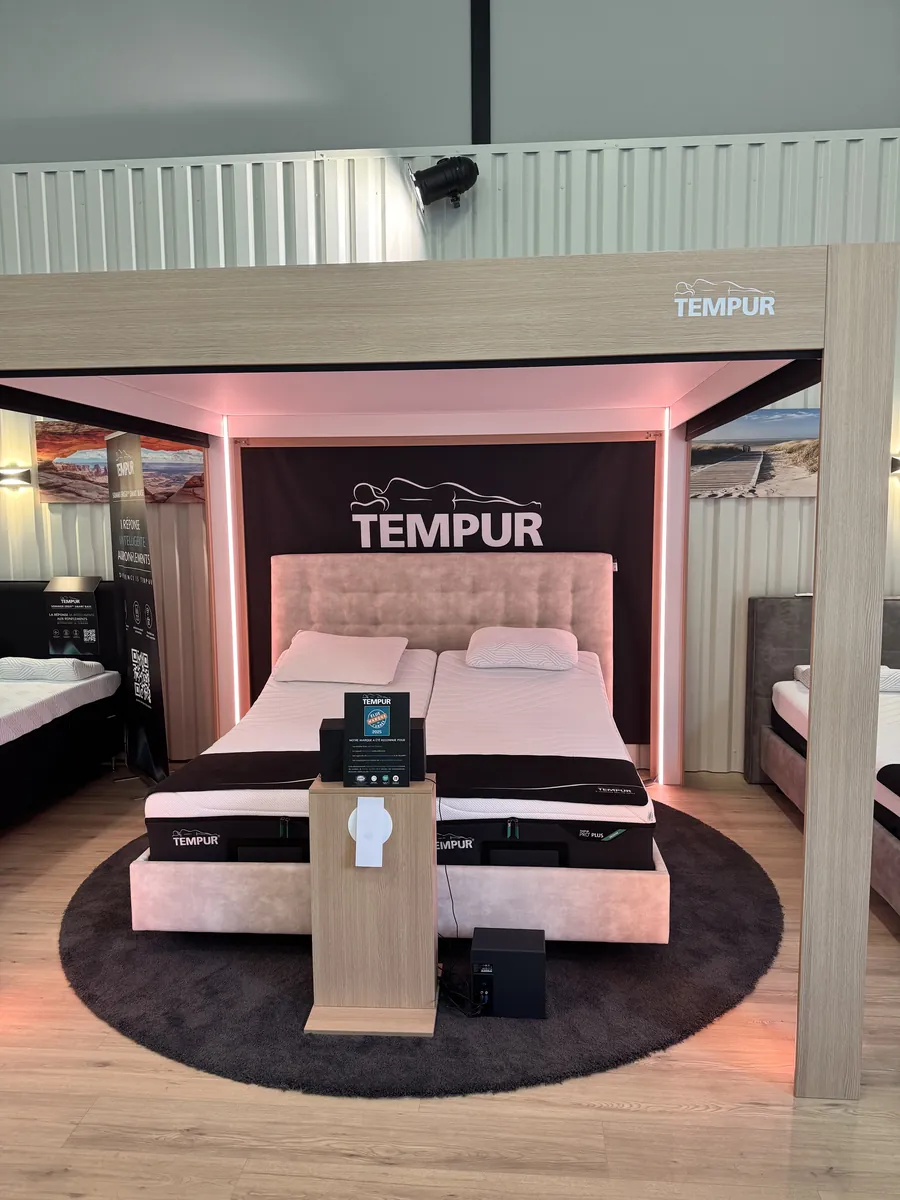 Cabine de démonstration TEMPUR® rideaux ouverts, magasin Mazaryk à Vienne sud (Isère)